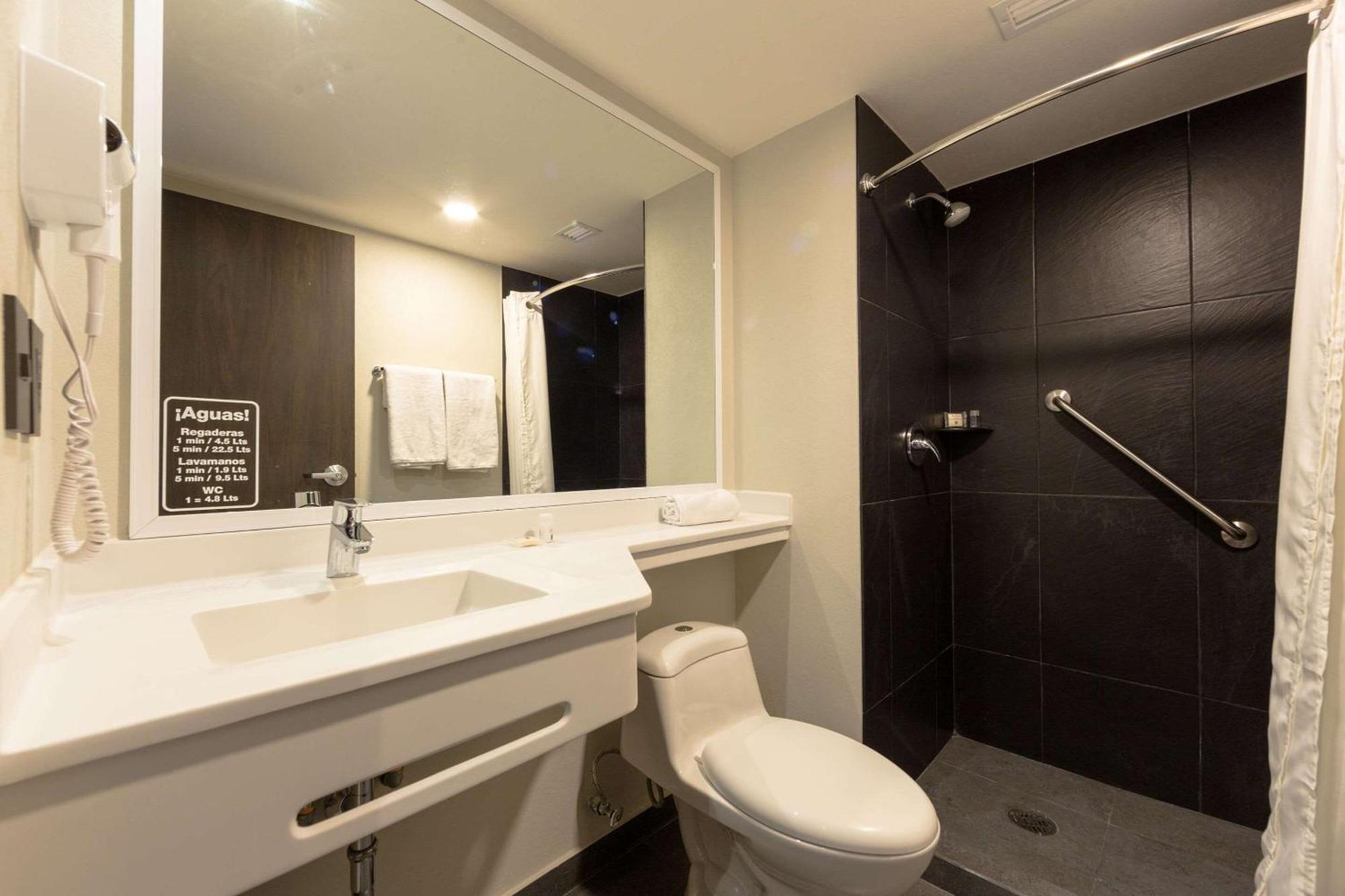 Comfort Inn Delicias Esterno foto